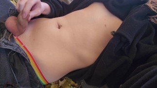 Femboy se branle dehors dans les feuilles d’automne