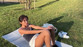 Buceta molhada com brinquedo sexual no parque | público