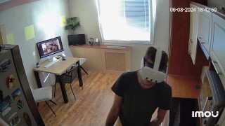 Маска в действии! Молодой парень трахает меня на кухонном столе!