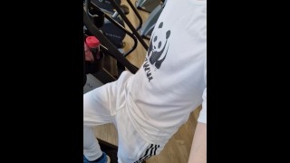 Naked в спортзале заканчивается, дрочит и кончает на грудь Лучшая тренировка для больших рук и члена
