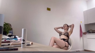 Сексуальная примерка прозрачного нижнего белья стриптиз миниатюрной Blonde