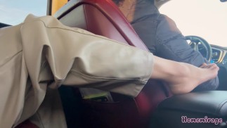 彼の車の後部座席で自慰行為をしている間、タクシーの運転手といちゃつく