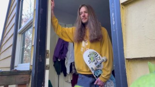 Boi Sk8r se aquece em um dia frio com o homie