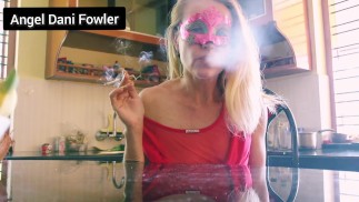 Skutečná slutty MILF kouření Hot v Red šatech.