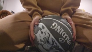 Ich ficke verzweifelt meinen Basketball, frustriert ruiniere ich das ganze Sperma aus meinem Schwanz