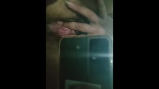 mostrando minha buceta, desliza dentro de mim?