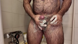 Caressant ma bite dure sous la douche jusqu’à ce que je jouisse