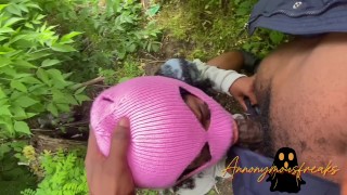 Sesión de garganta terapéutica en la naturaleza.