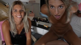 La studentessa si arrende facilmente e tradisce il suo fidanzato a distanza!!