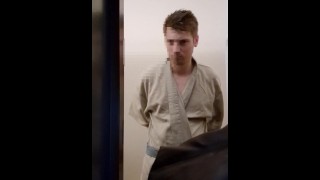 Знакомство с японскими онсэнами: французский красавчик полностью обнаженный в общественном шкафчике (общественная баня и душ)