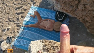 Voyeur wichst am Strand auf masturbierende Milf
