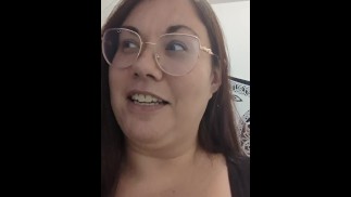 BBW MILFはストリッピングしながら熱いセックスを説明します