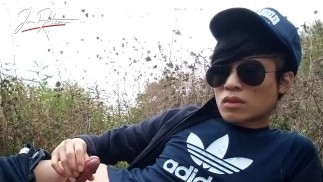 亚裔男友 Jon Arteen 会说法语，在Rain中自慰他光滑的阴茎，润滑