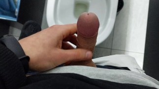 Młody młodziak krąży po publicznej męskiej toalecie w lokalnym centrum handlowym, mając nadzieję na złapanie ciekawskich