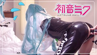 【Хацунэ Мику】💙Леггинсы с вибратором, косплеер королевы гонок, хентай японский транссексуал косплей 12