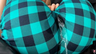Сквирт налево и направо: Девушка забыла снять пижамные штаны