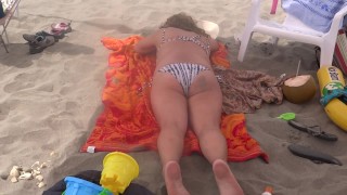 Vyvrcholím do kundičky své macechy, ona si oblékne bikiny a jde se předvést na pláž