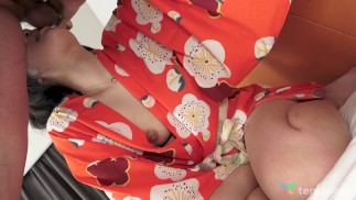 Brunetka japonská dívka Hana Kawamura saje tvrdé kohouty před sexem se dvěma kluky.