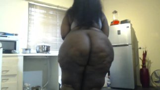 Tesão lactação Ebony ssbbw mãe se masturbando e tira provocando na cozinha