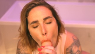 Babe met grote kont is niet blij met haar man en geeft je een vreemdgaande pijpbeurt in het toilet