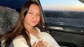 Девушка моего лучшего друга отсосала мой член в машине всего за 10 долларов. Что за шлюха