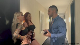 Zwei Babes begrüßen mich in meinem Hotelzimmer