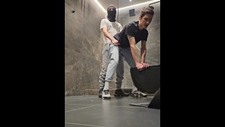 DUDE FICKT KERL UND SPERMA IM GESICHT