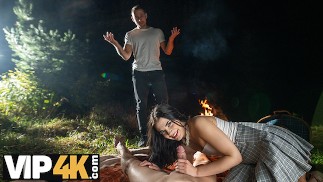 HUNT4K. Jovem Chloe Heart foi seduzida e sua buceta apertada foi fodida em público na frente de seu namorado