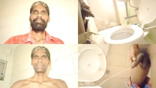 Rajesh Playboy 993 nackte nackte Unterwäsche pisst im Badezimmer