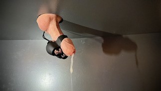 Hot rechte Guy op melktafel Cums 2 x2 met lulvibrator melkmachine