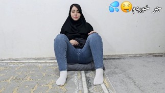 لباس دانشگاه پوشیده اول یه ساک دارکوبی میزنه بعد پاهارو میده بالا جر بخوره