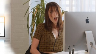 Petite kantoorslet sluipt masturberen op het werk
