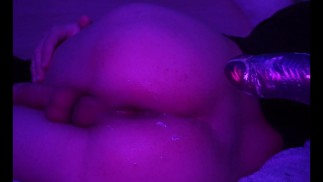 Ragazzo sciocco si innamora di un grosso dildo annodato, mentre sogna un vero uomo
