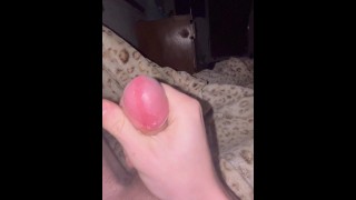 6 minutes de Edging moi-même pendant que tout le monde dort