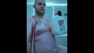 Gainer Piggy trinkt Milch