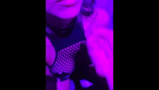 Stripper es follada en el baño entre bastidores