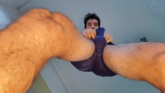 Mec poilu secouant le cul tout en montrant son trou du cul serré dans une vue de dessous ainsi que se masturber