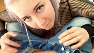 Una vergine-botanica chiamata prostituta mentre sua madre è fuori casa per succhiargli il cazzo e scopare