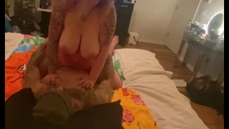 Thick MILF saje a šuká spolupracovníka