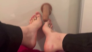 Femboy com pés femininos te dando um foodjob