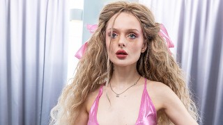 Задница худенькой настоящей гибкой куклы уничтожена