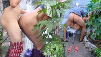 I fucked my wife while she was watering the plants in the garden. - เย็ดกันในสวนหลังบ้าน
