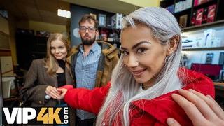 VIP4K. Yo y Veronica Leal follamos a la polla de un rey falso Fibi Euro y jugamos con sus bolas