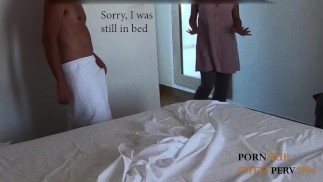 NEJLEPŠÍ REAKCE VŮBEC: skutečná cizí uklízečka: FUCK ME, BUT BE FAST! CFNM nemůže odolat getd doggymu