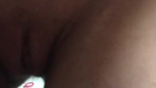 指法我的处女紧超级湿的屄在洗澡。湿屄的声音