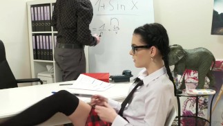 Profesora azota a colegiala y se corre en su cara - Dane Jones