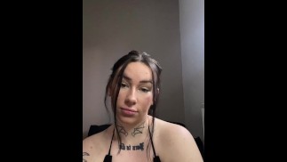 Busty Britse tiener onderdanige joi