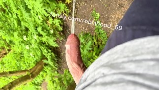 Mijando ao ar livre com o prepúcio duro DICK