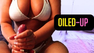 Edging Handjob - bagna i miei pantaloncini con l'olio nel suo bikini e mi masturba come se non ci fosse un domani