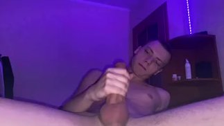 Me masturbo en la almohada de mi vecino en su cama y me corro en ella